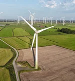 Luftaufnahme eines Windparks in Ostfriesland.